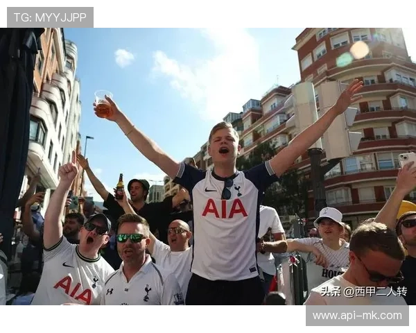 曼联vs热刺比赛中，球迷互动营造热烈氛围